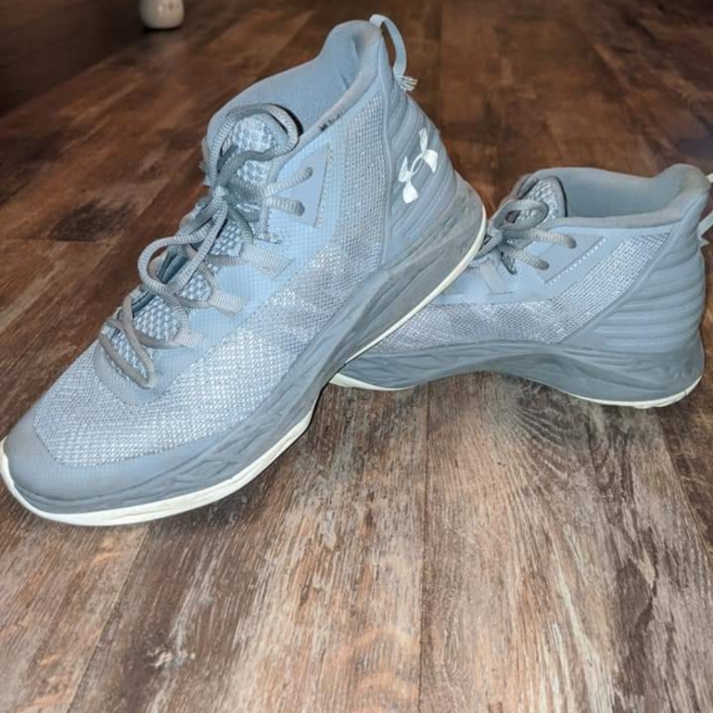 Men's Under Armour tennis shoes